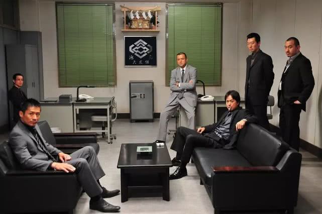 李政宰的演技简直神了,表情控制的太好,把观众都代入剧情中,丁青最后