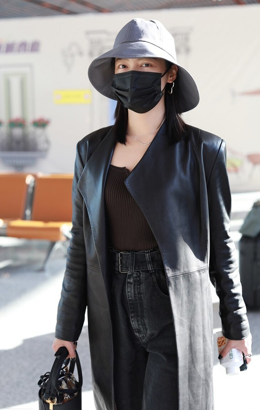 辛芷蕾穿衣太有个人风格,长款皮衣配"割一刀"牛仔裤,又美又飒