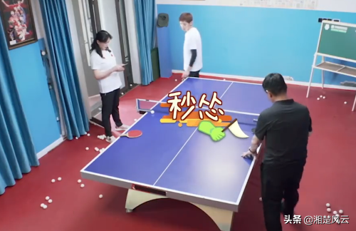 快乐的家族！张爸爸在张妈妈面前打球，张继科为妈妈出头露面，张爸爸怕秒