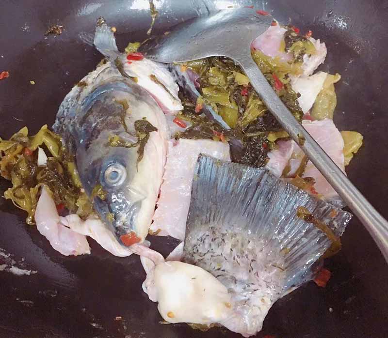 酸菜鱼怎么做好吃？最简单的方法做出和饭店相媲美的酸菜鱼