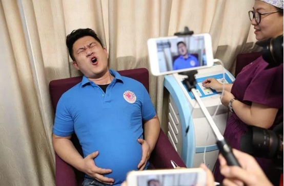 男人也能生孩子?中国科学家让雄鼠怀孕分娩,连生10崽父子平安