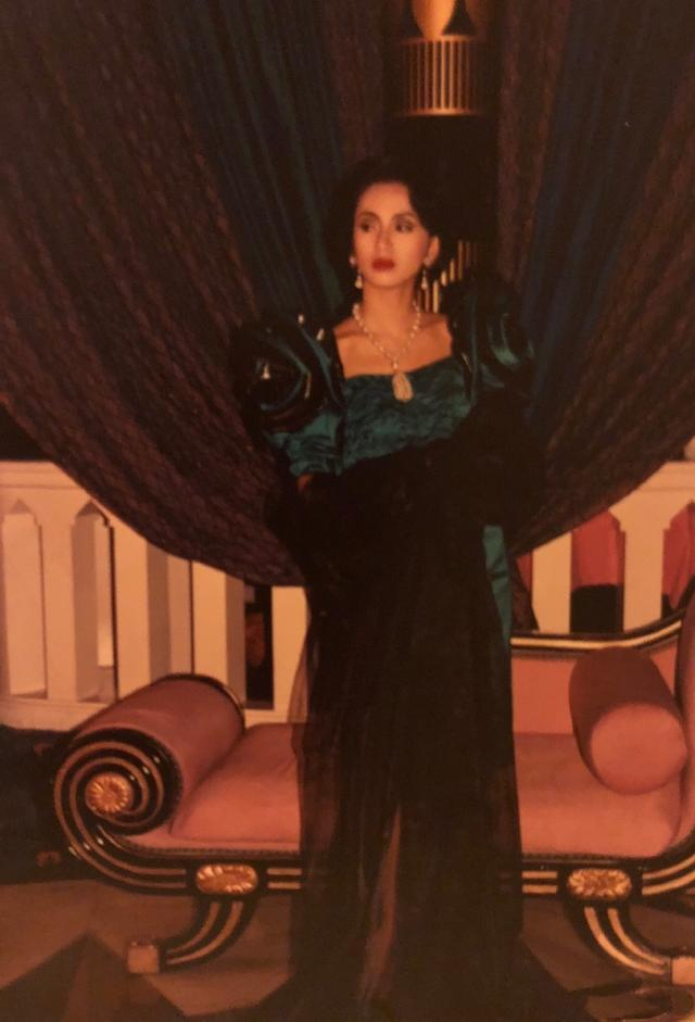 梅艳芳罕见照：从4岁到40岁，34张照片看尽“女人花”短暂的一生