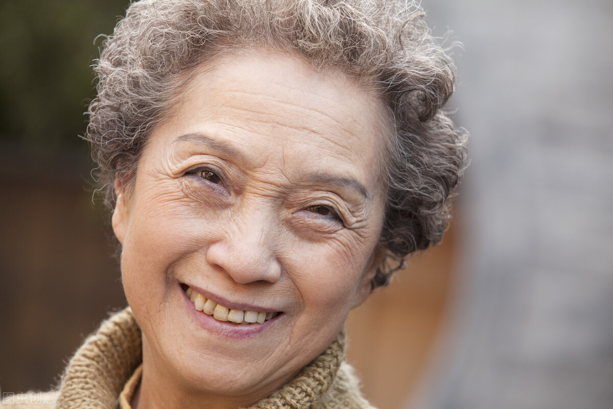 红色头发图片(为什么有些老年人喜欢染红发烫小卷) - 赤虎壹号