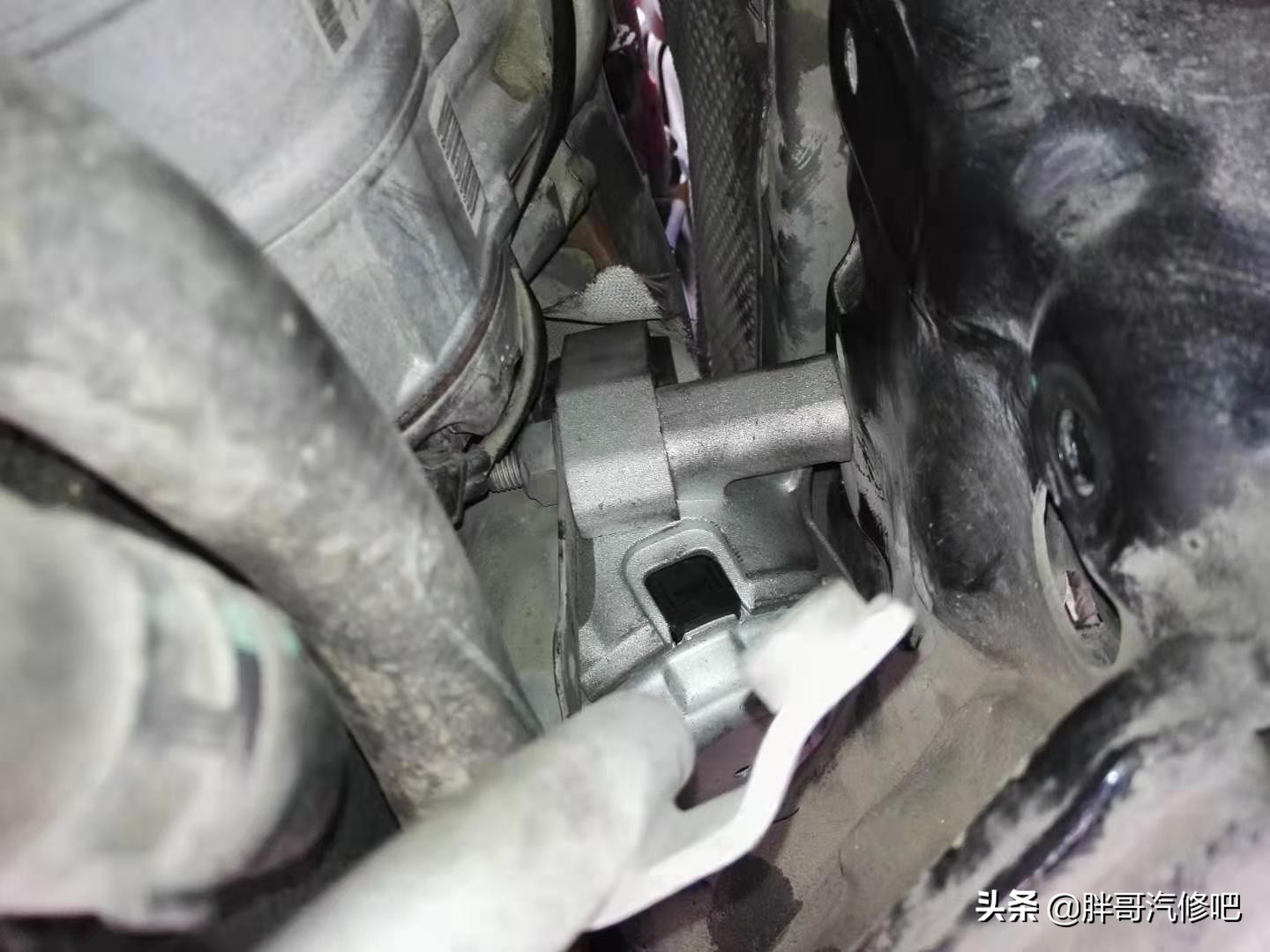 奥迪A6L底盘车身共振 高速噪音大，更换发动机脚胶完美解决