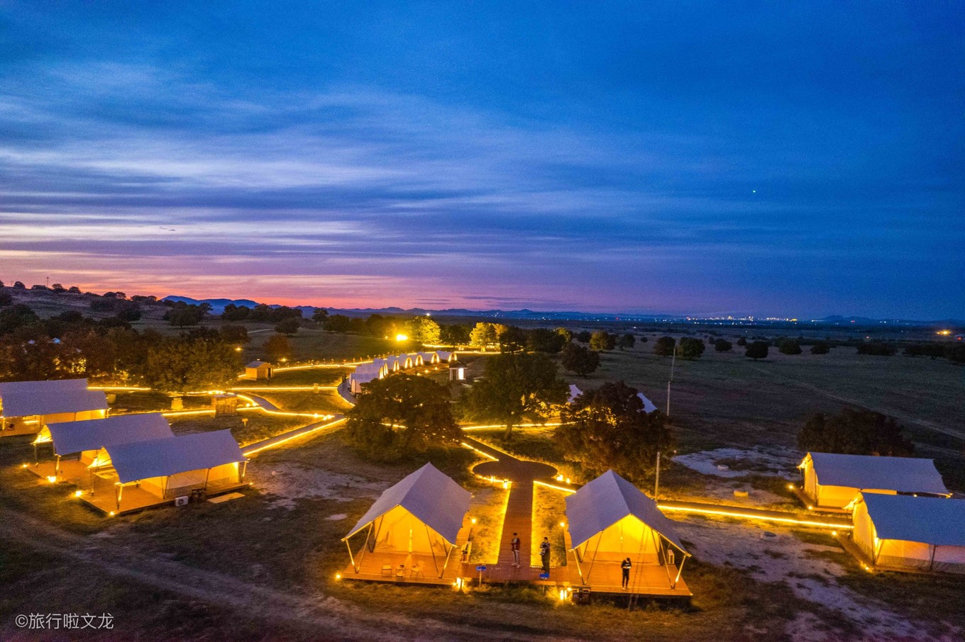 秋天的内蒙旅游好时候，兴安盟五角枫夜晚像梦幻的画，草原上露营