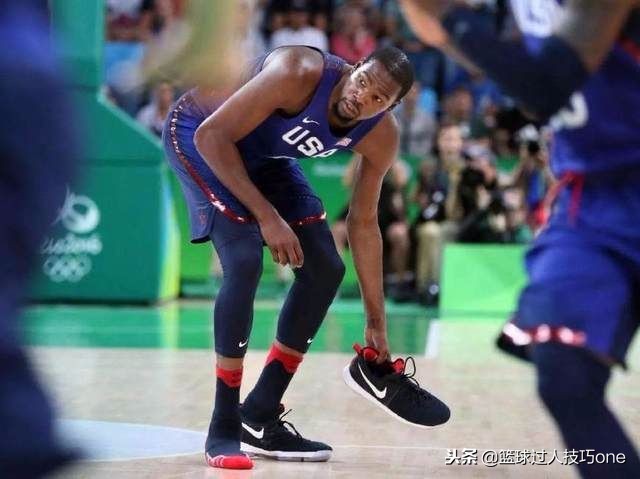 nba为什么会掉鞋子(比赛时鞋掉了怎么办？吉布森诠释真正的“鞋防”，杜兰特光脚盖帽)