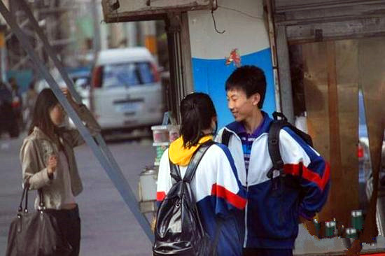 14女生与男朋友开房，“偷尝禁果”后怀孕，妈妈被气得手发抖