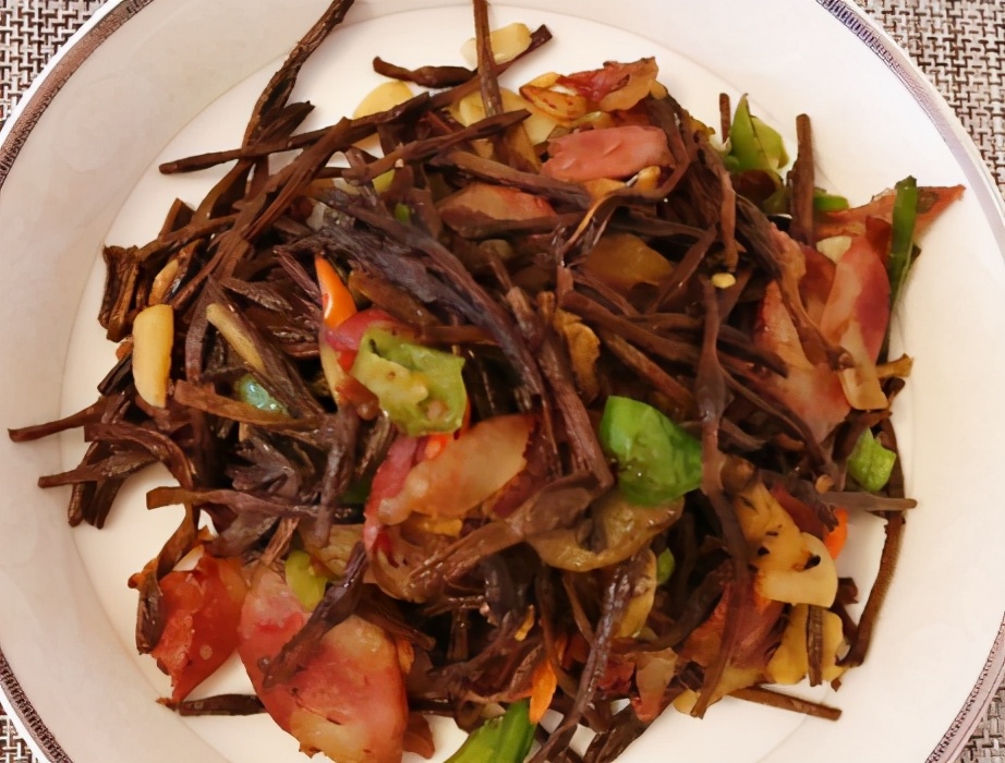我家每年要囤15斤的菜，和腊肉是绝配，一泡一炒鲜香十足，解馋