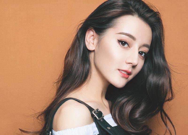 迪丽热巴大学照被同学曝光，素颜的她在众人中显得非常耀眼！