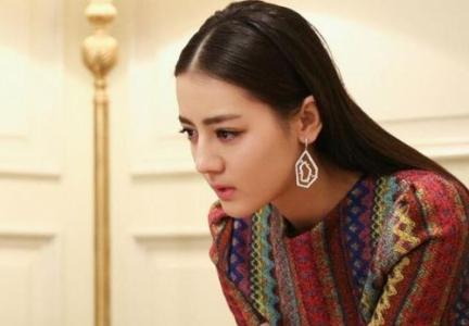 迪丽热巴大学照被同学曝光，素颜的她在众人中显得非常耀眼！