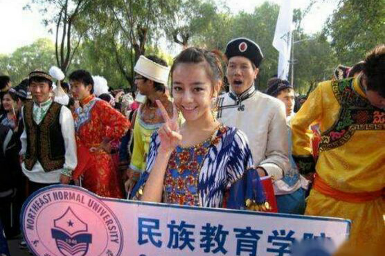 迪丽热巴大学照被同学曝光，素颜的她在众人中显得非常耀眼！