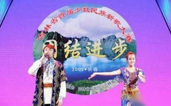 迪丽热巴大学照被同学曝光，素颜的她在众人中显得非常耀眼！