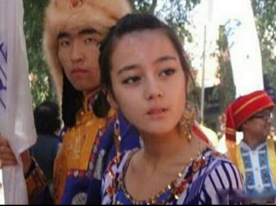 迪丽热巴大学照被同学曝光，素颜的她在众人中显得非常耀眼！