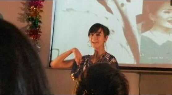 迪丽热巴大学照被同学曝光，素颜的她在众人中显得非常耀眼！