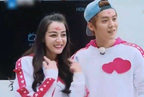 迪丽热巴大学照被同学曝光，素颜的她在众人中显得非常耀眼！