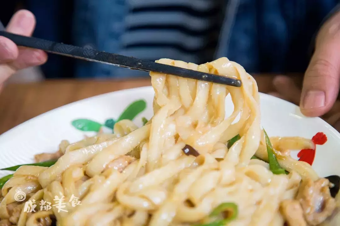 成都最适合恋爱的樱花粉大学，美食和恋爱都是必修课！