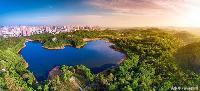 德阳锦绣天府国际健康谷规划发布暨投资推介会现场签约多个项目