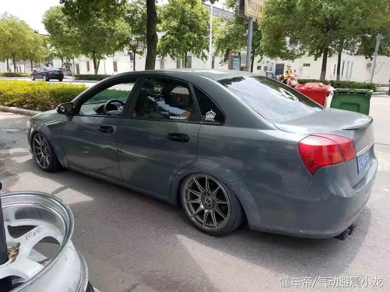 别克凯越这是闹的哪样 改装之后直接趴在地上不起来了