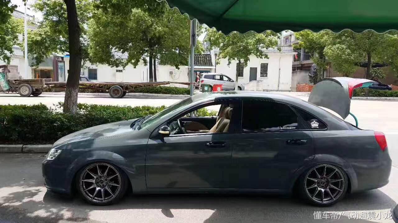 别克凯越这是闹的哪样 改装之后直接趴在地上不起来了