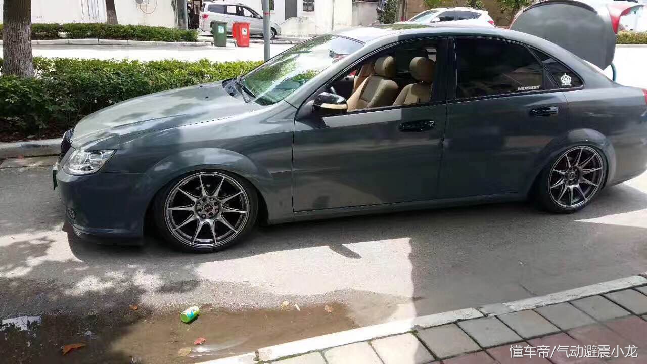 别克凯越这是闹的哪样 改装之后直接趴在地上不起来了