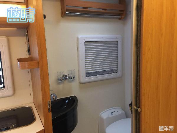 百万元房车首次亮相岛城 青岛公交房车旅游股份有限公司正式成立