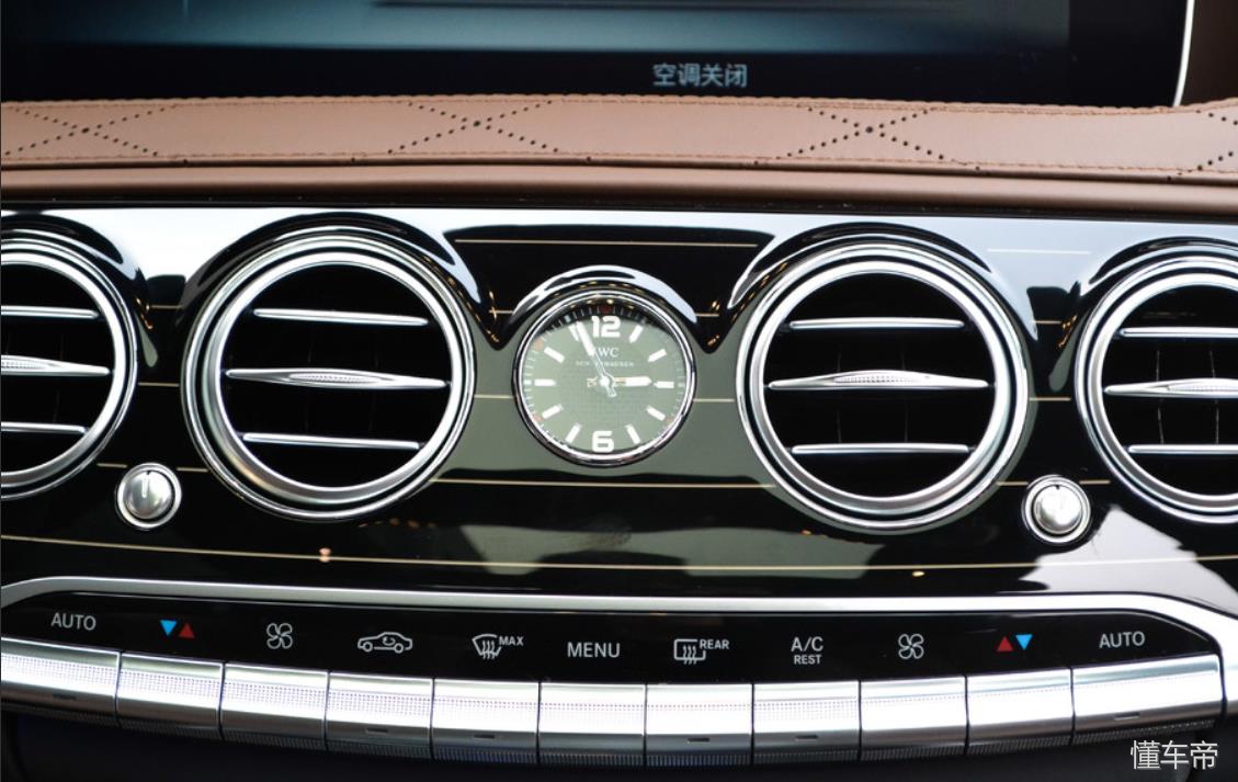 汽车中控加个钟表真的提升bigger吗?五菱宏光那块表还不值5块钱