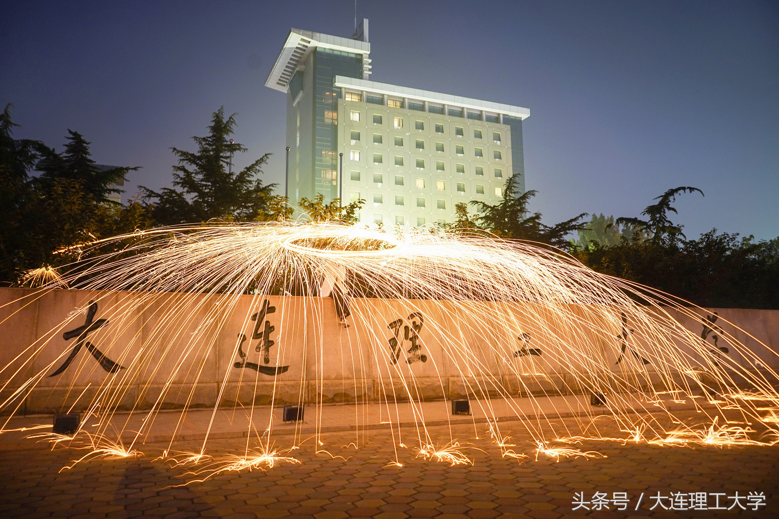 大工机械研究生庆祝祖国69周年华诞 在奋斗中感受祖国沧桑巨变