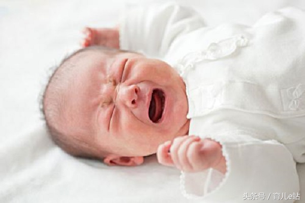 宝宝回家了：新生宝宝出院后老哭是怎么回事？