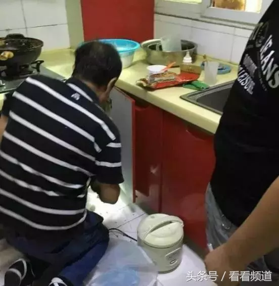 贵阳男子被“天降巨蛇”砸中，过路女孩吓呆哦！