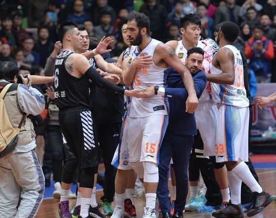 cba总决赛泰勒为什么不上(CBA外援“暴脾气”一面：泰勒发泄砸门，泰勒CBA版怒吼天尊)