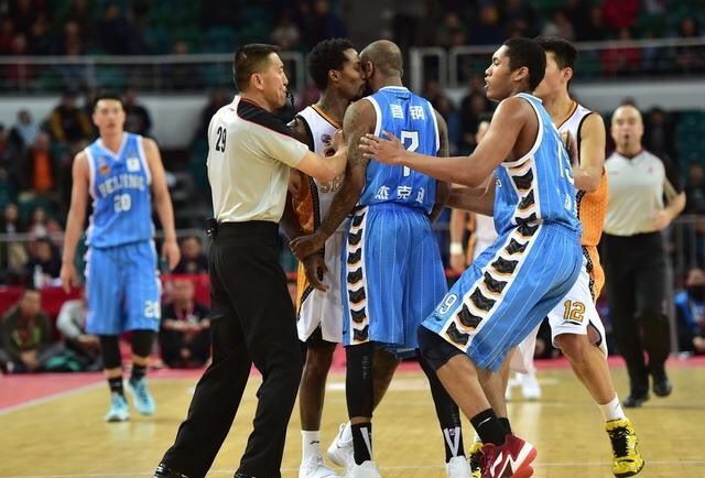 cba总决赛泰勒为什么不上(CBA外援“暴脾气”一面：泰勒发泄砸门，泰勒CBA版怒吼天尊)