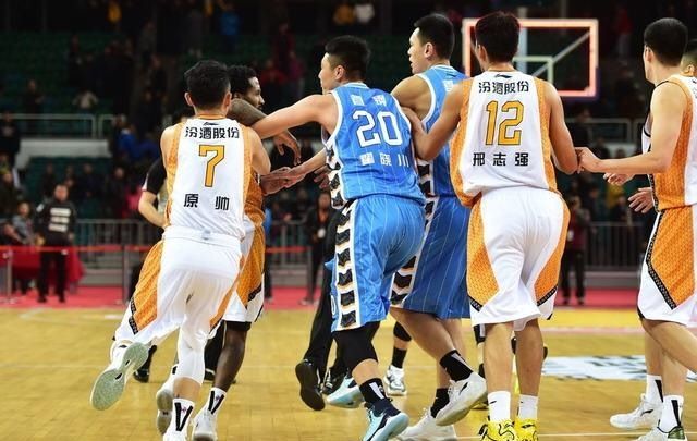 cba总决赛泰勒为什么不上(CBA外援“暴脾气”一面：泰勒发泄砸门，泰勒CBA版怒吼天尊)