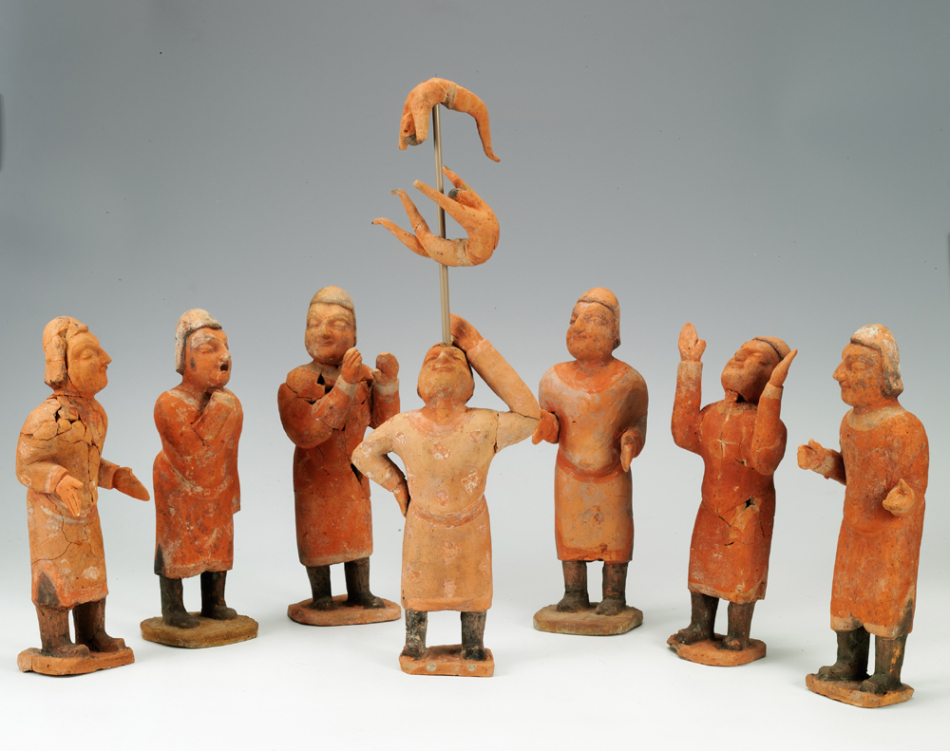 亲王宠爱曼妙歌女,皇后为妹妹出气,痛打歌女,将其剃发为尼