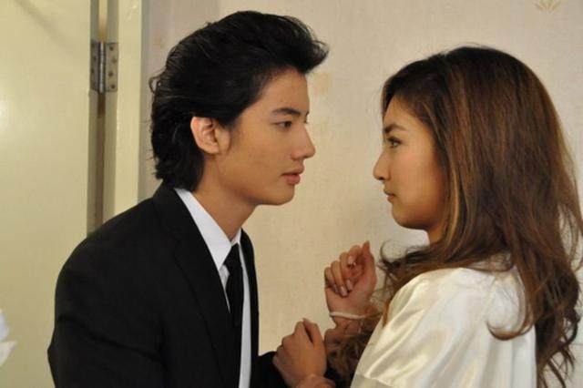 泰国电视剧喜欢在中国的外景拍摄，Chakrit的《我的黑手党的丈夫》在香港拍摄。