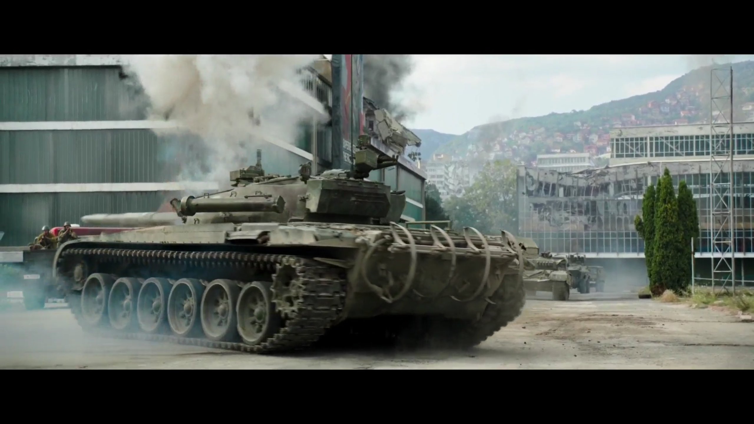 电影推荐：《盗潜黄金城》，27吨纳粹黄金，萨拉热窝城内狂飙坦克