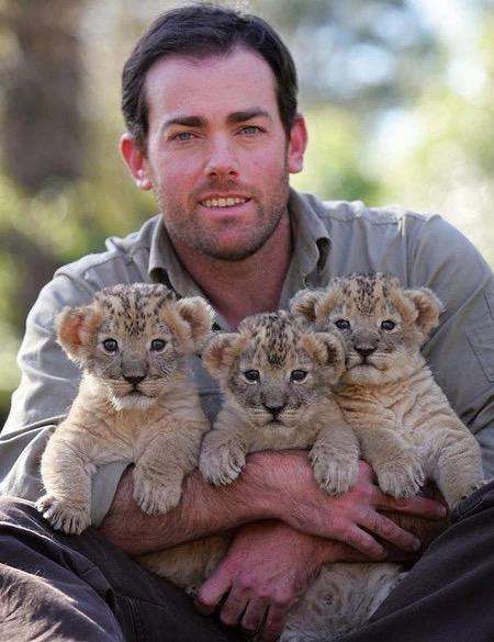 男子在野外捡会三只小狮子，放生十年后重遇，狮子的反应让人泪奔