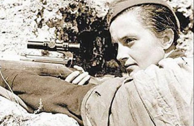 少女前线：由专属到女战士，来聊聊历史上拿枪的女战士们