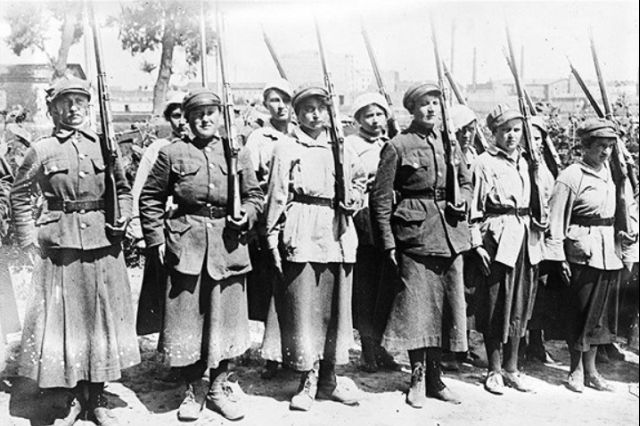 少女前线：由专属到女战士，来聊聊历史上拿枪的女战士们