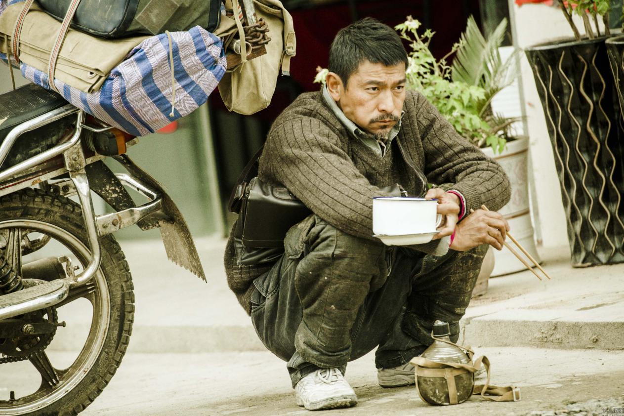 主演电影屡创票房最高,网友:刘德华不配跟他比