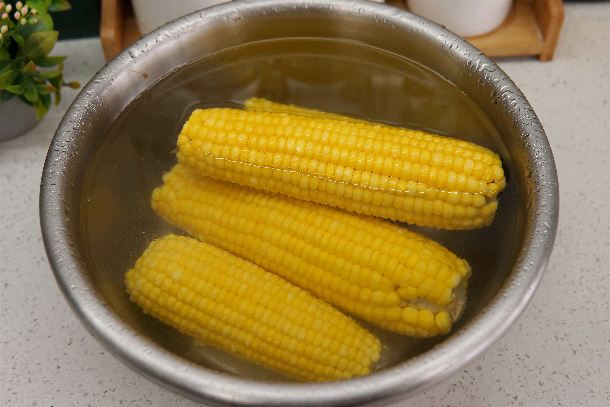 这样可以使玉米颗粒更加饱满,待煮熟之后,口感更佳