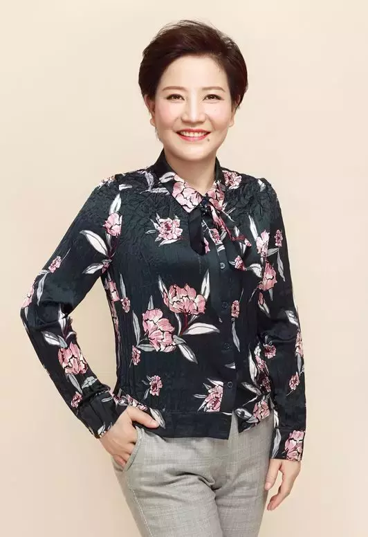 她是明星范儿的村书记，把人民小酒“推销”到总书记面前