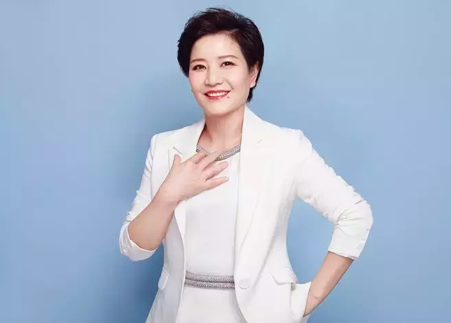 她是明星范儿的村书记，把人民小酒“推销”到总书记面前