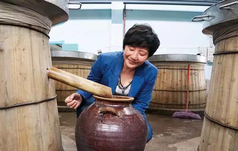 她是明星范儿的村书记，把人民小酒“推销”到总书记面前