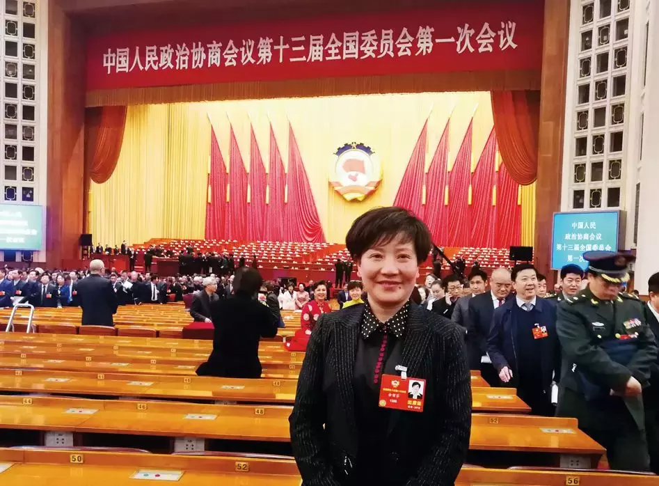 她是明星范儿的村书记，把人民小酒“推销”到总书记面前