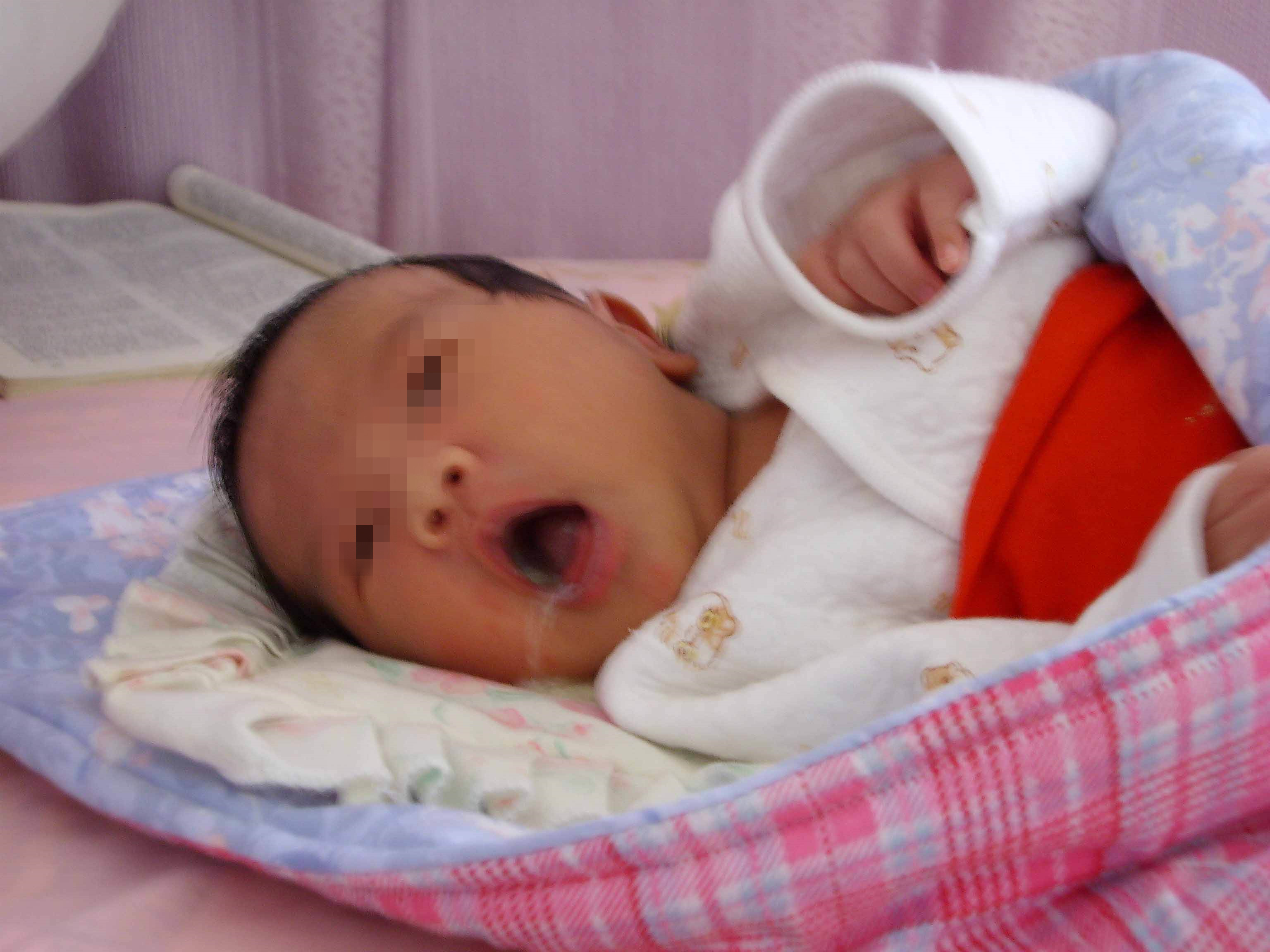新生婴儿吐奶（大多宝宝吐奶是聪明表现）-幼儿百科-魔术铺