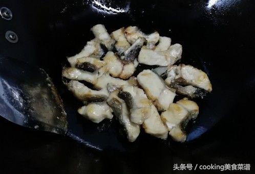 江西特色小炒鱼做法，色泽金黄 味鲜嫩滑 略带醋香的小炒鱼