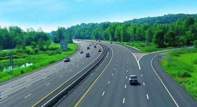 高速公路上的开车技巧基本在这里了，跑高速时一定要谨记！