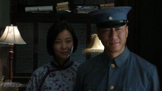 孙红雷在剧中饰演的是叛逆的杨立青,他从来都不局限于规则,和他哥哥杨