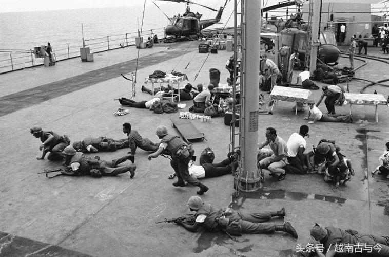 1975年4月29日美军开始大撤退，为带走更多人将飞机推向海中