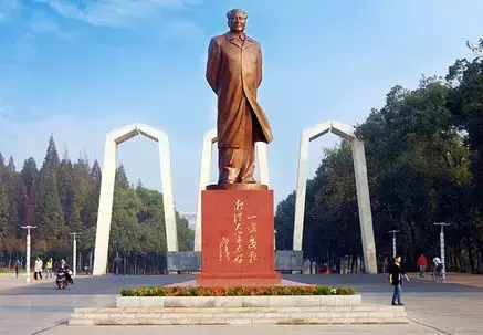 哪些学校学院能以领导人的名字命名？